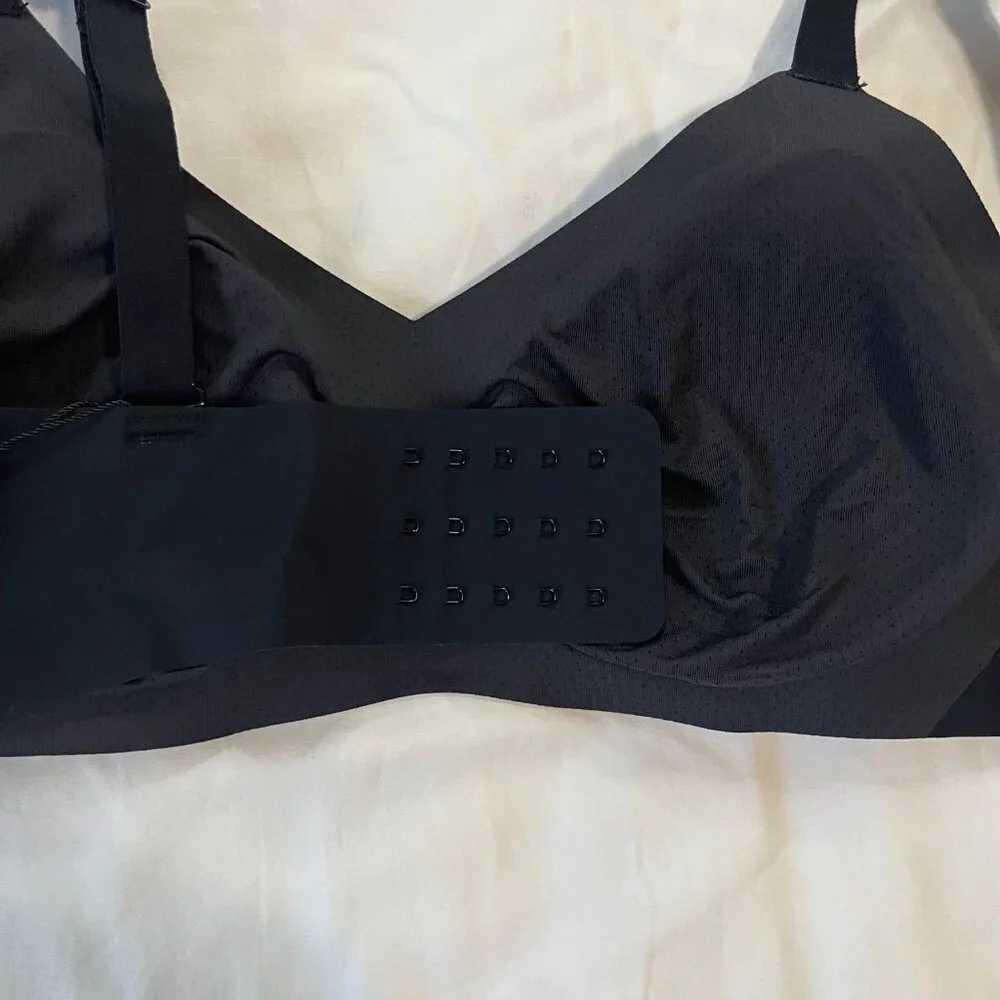 Knit Solid Black Padded V-Neck Evolution Adjustable Bra (NWT) | Size 6